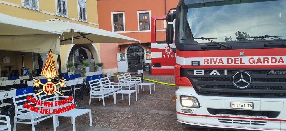 Alcune persone segnalano un forte odore di gas in pieno centro abitato: operazioni in corso dei vigili del fuoco